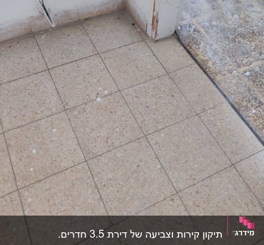 רצפה עם כתמי צבע לבנים על אריחים